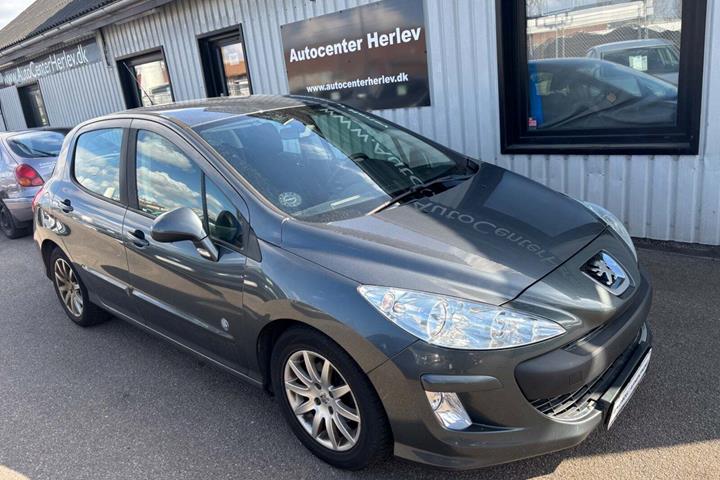Grå Peugeot 308 fra 2011 set udefra