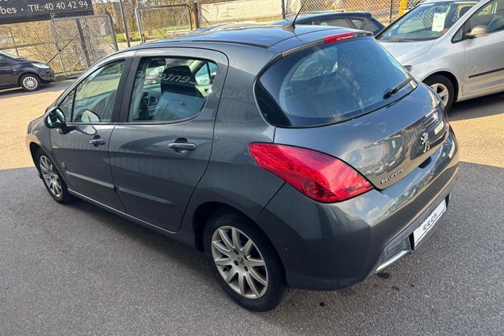 Grå Peugeot 308 fra 2011