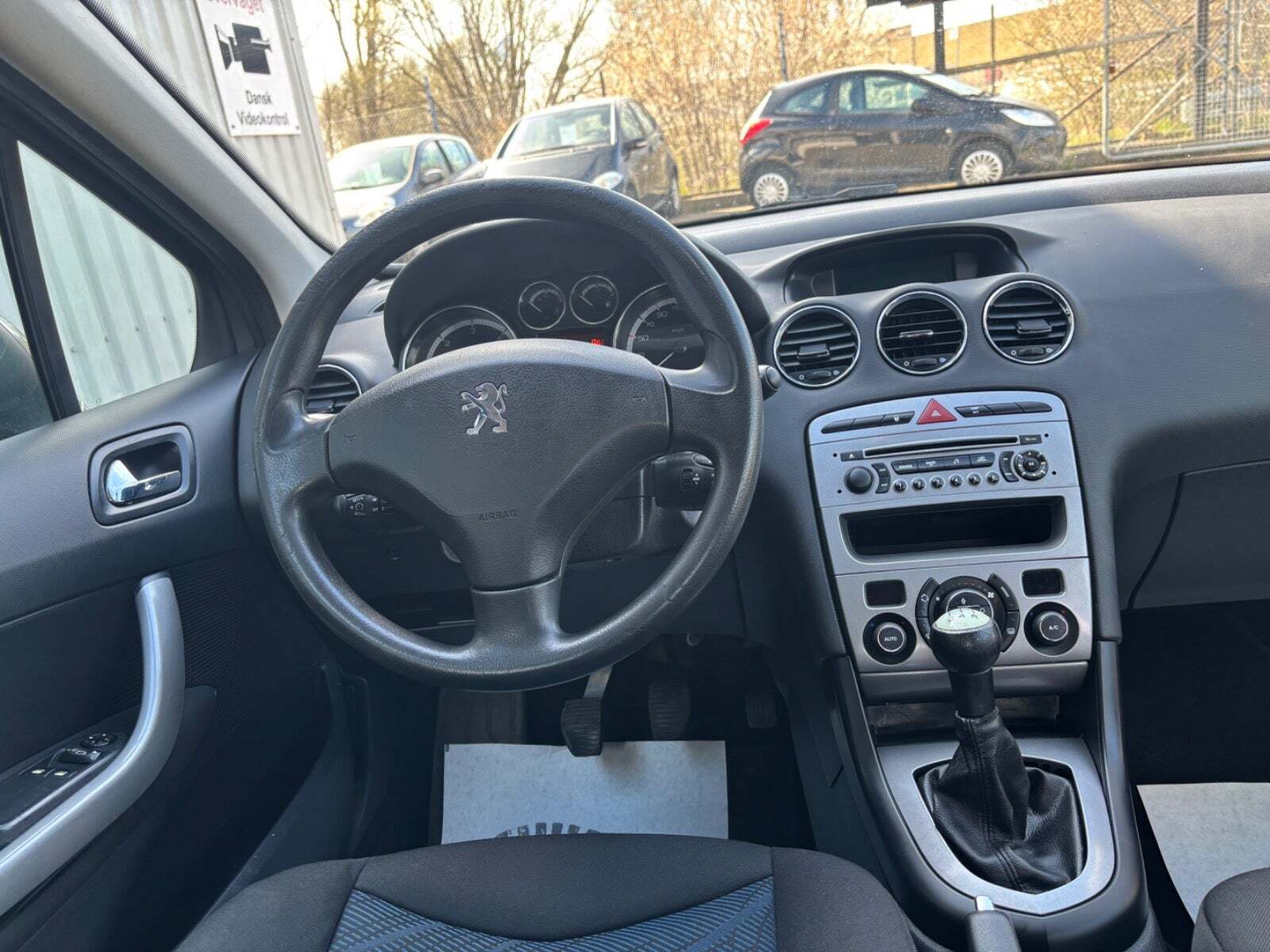 Grå Peugeot 308 fra 2011