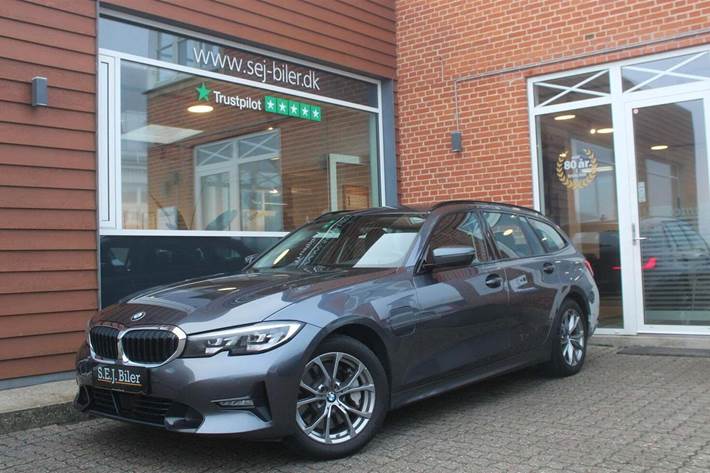 Grå BMW 330e fra 2021