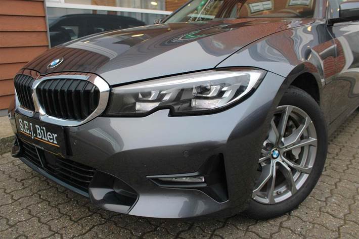 Grå BMW 330e fra 2021