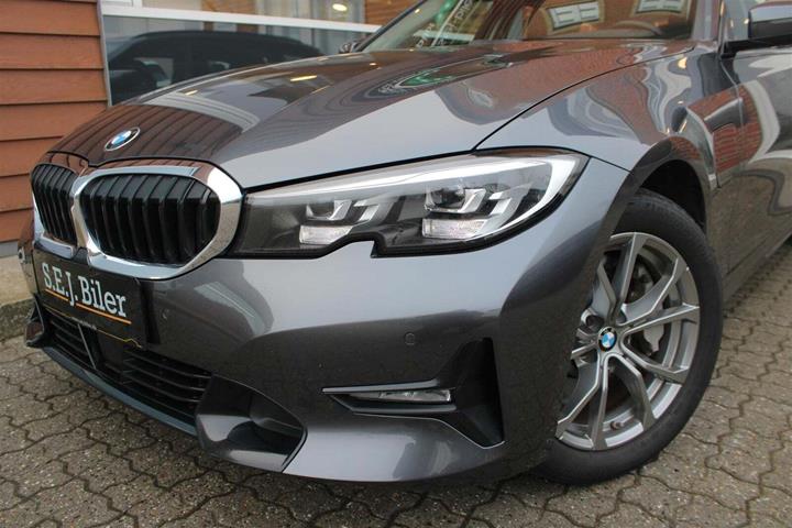 Grå BMW 330e fra 2021