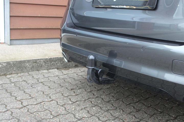Grå BMW 330e fra 2021