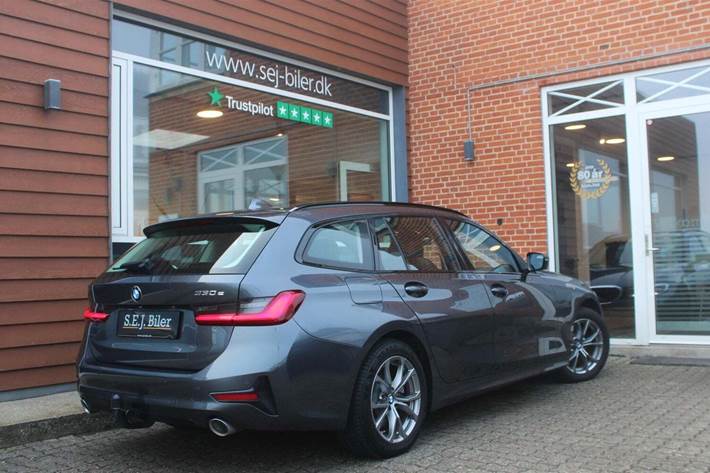 Grå BMW 330e fra 2021
