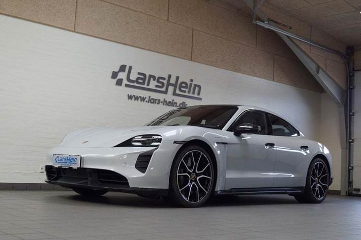 Grå Porsche Taycan Turbo S fra 2022