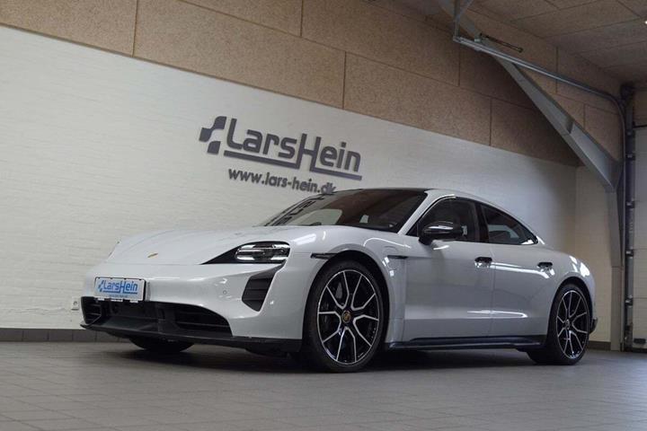 Grå Porsche Taycan Turbo S fra 2022