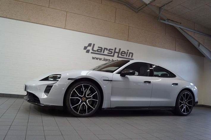 Grå Porsche Taycan Turbo S fra 2022