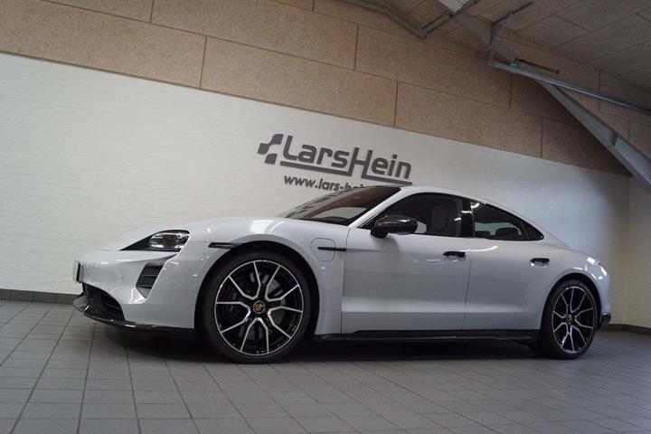 Grå Porsche Taycan Turbo S fra 2022