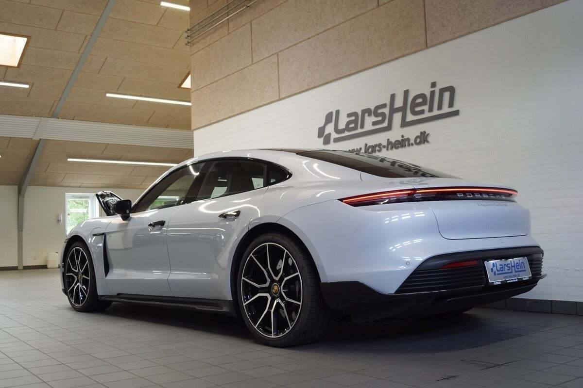 Grå Porsche Taycan Turbo S fra 2022