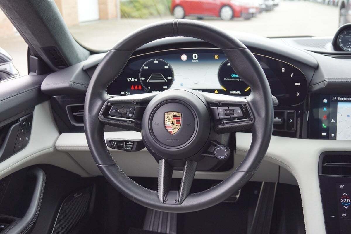 Grå Porsche Taycan Turbo S fra 2022
