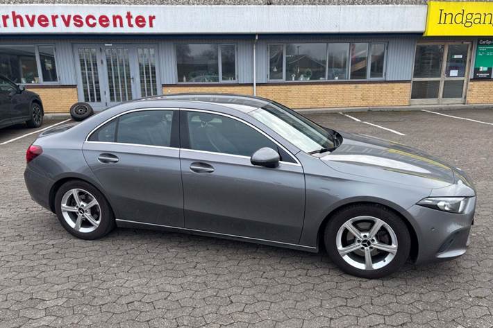 Grå Mercedes A200 fra 2020