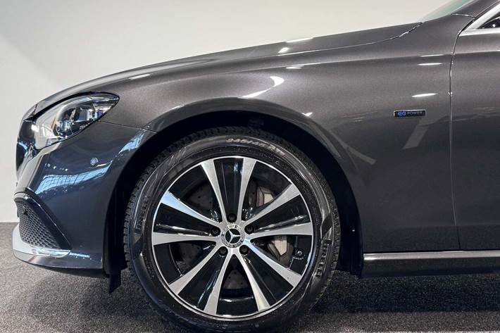 Grå Mercedes E300 de fra 2021