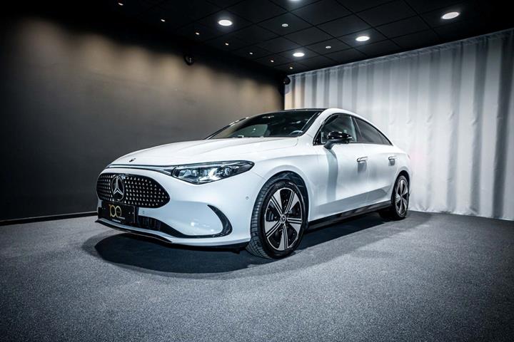 Hvid Mercedes CLA250+ fra 2025 set udefra