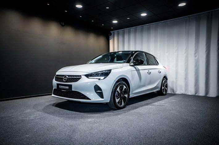 Hvid Opel Corsa-e fra 2023 set udefra