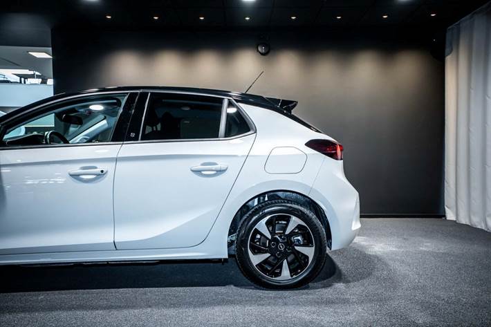 Hvid Opel Corsa-e fra 2023