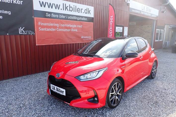 Rød Toyota Yaris fra 2020 set udefra