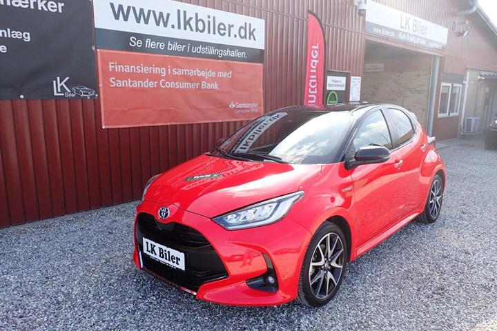 Rød Toyota Yaris fra 2020 set udefra