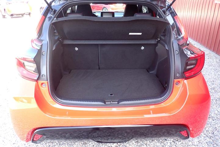 Rød Toyota Yaris fra 2020