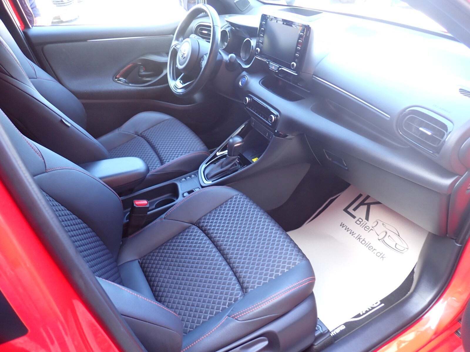 Rød Toyota Yaris fra 2020