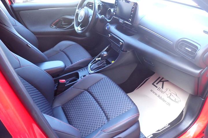 Rød Toyota Yaris fra 2020