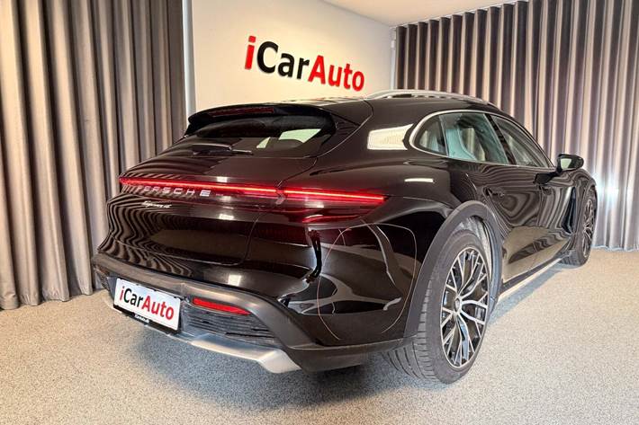 Sort Porsche Taycan 4 fra 2022