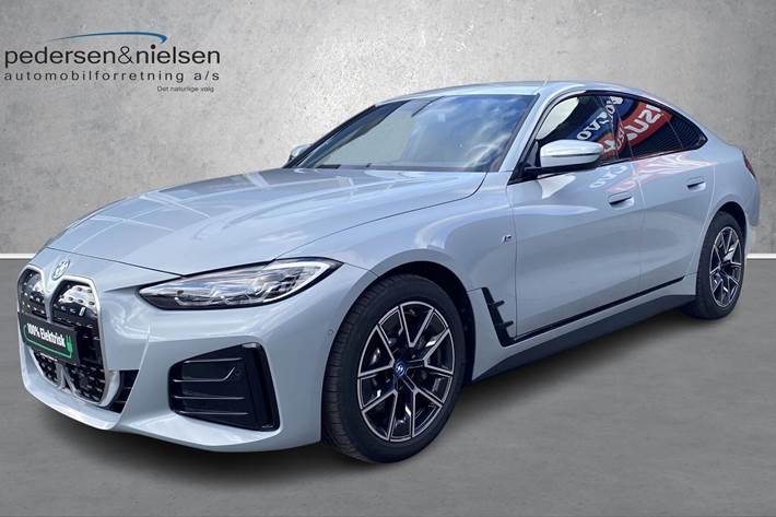 Grå BMW i4 fra 2025 set udefra