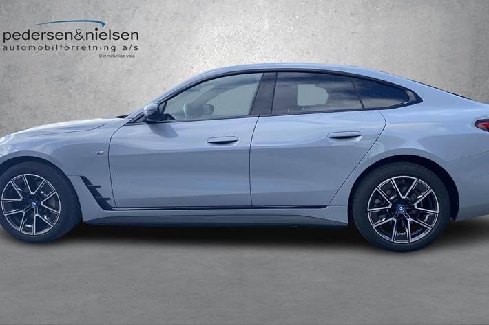Grå BMW i4 fra 2025