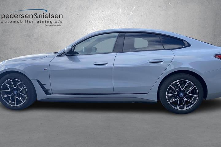 Grå BMW i4 fra 2025