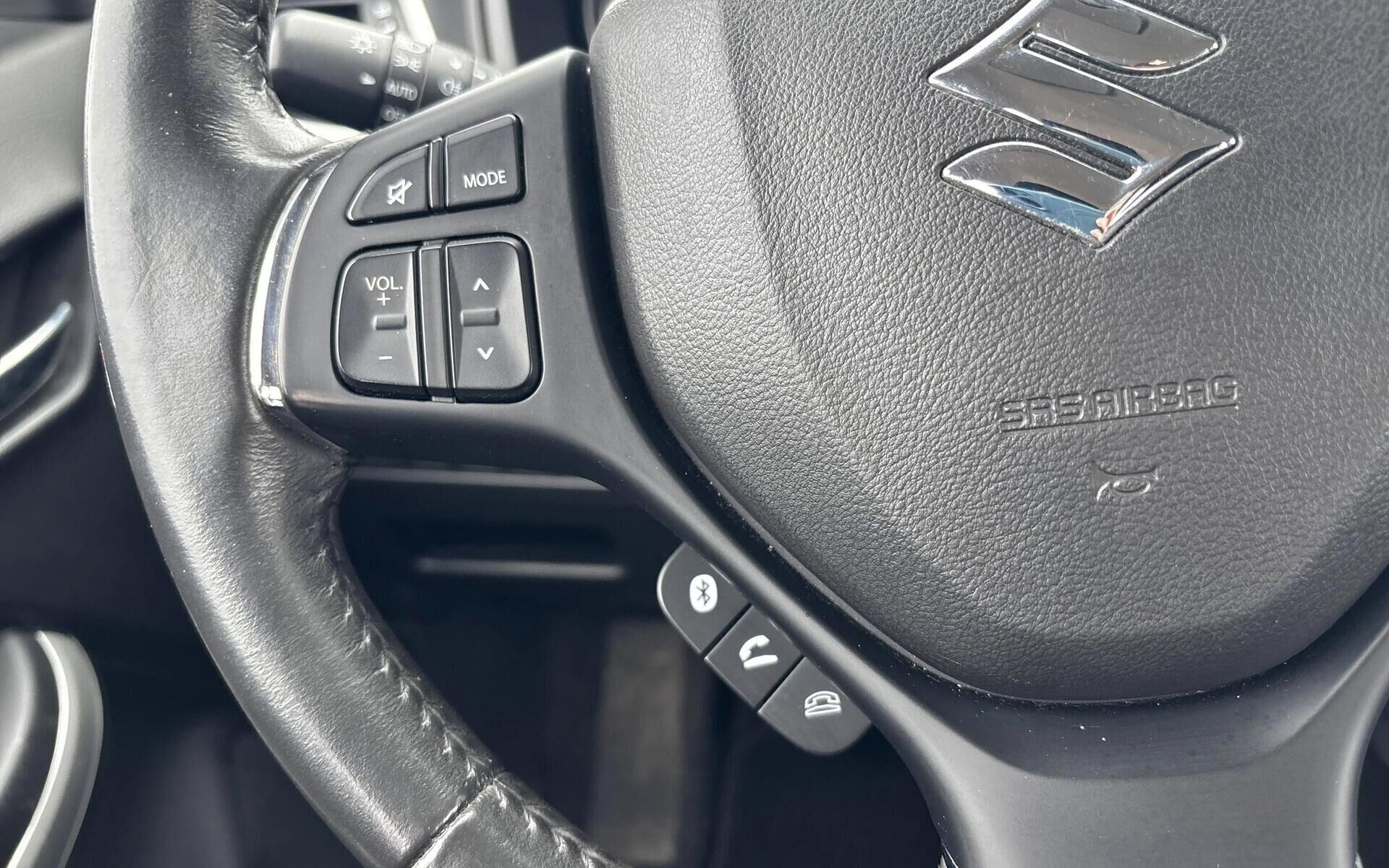 Grå Suzuki Baleno fra 2018