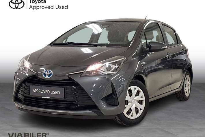 Grå Toyota Yaris fra 2017 set udefra