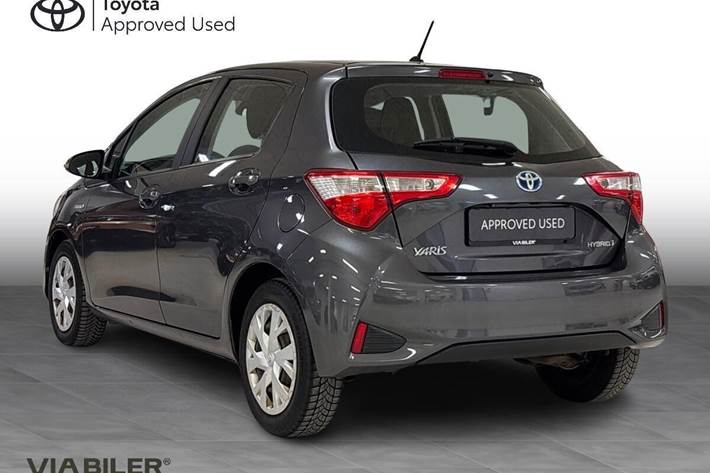 Grå Toyota Yaris fra 2017