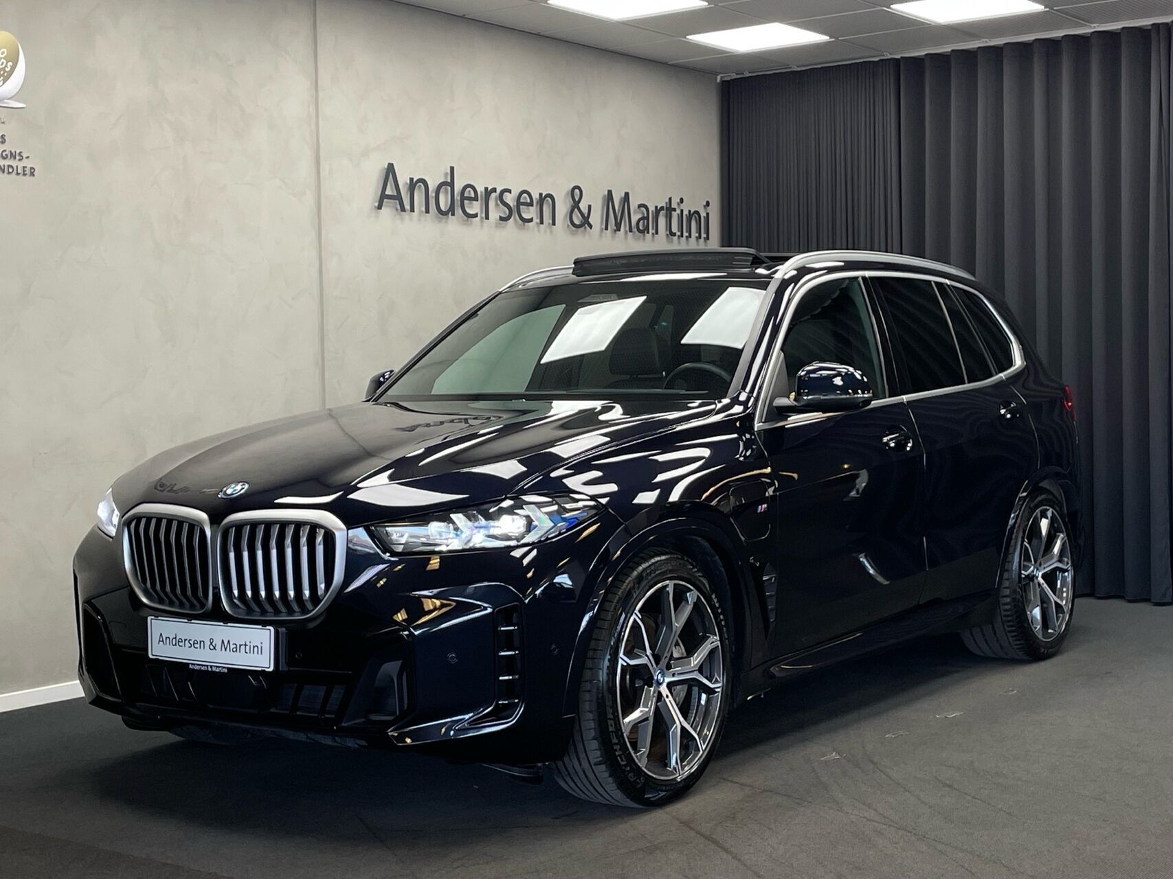 Sort BMW X5 fra 2023 set udefra