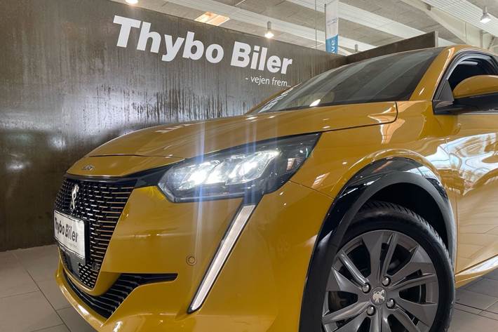 Gul Peugeot e-208 fra 2021