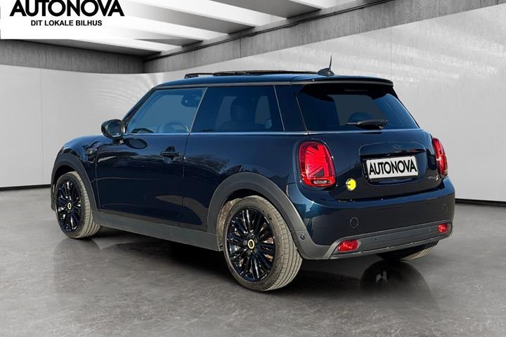 Blå Mini Cooper fra 2023