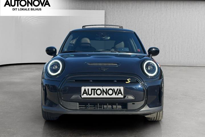 Blå Mini Cooper fra 2023