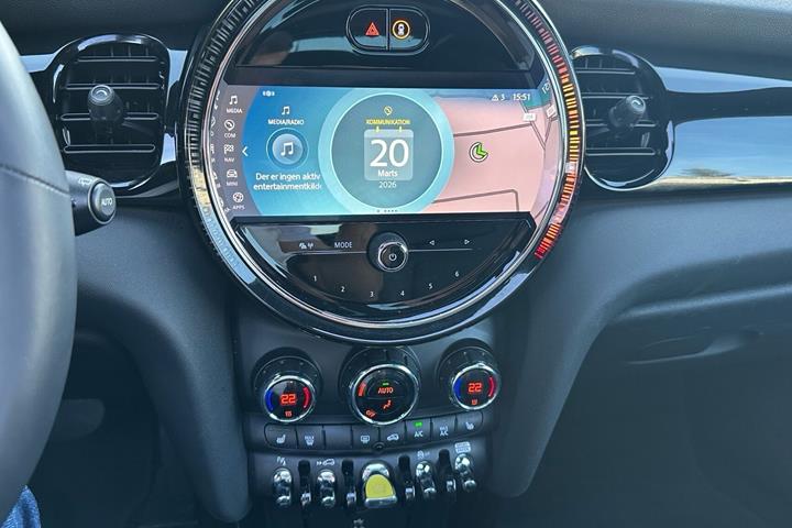 Blå Mini Cooper fra 2023