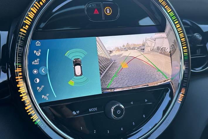 Blå Mini Cooper fra 2023