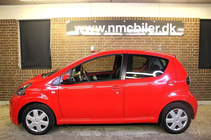 Rød Toyota Aygo fra 2012