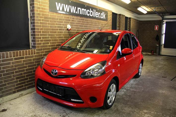 Rød Toyota Aygo fra 2012