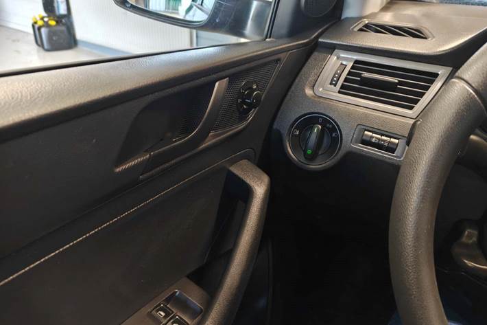 Gul Skoda Rapid fra 2014