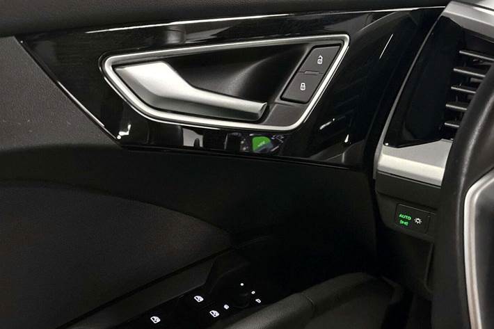 Grå Audi Q4 e-tron fra 2023