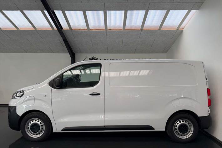 Hvid Opel Vivaro-e fra 2025