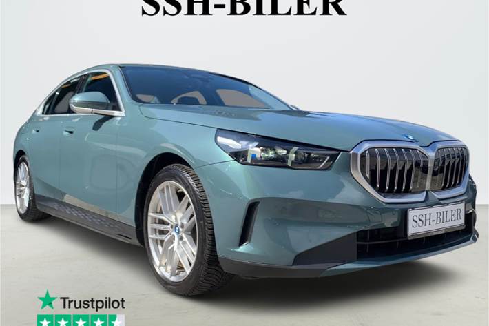 Gul BMW i5 fra 2024 set udefra