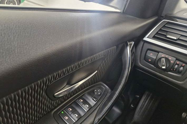 Hvid BMW 320i fra 2019