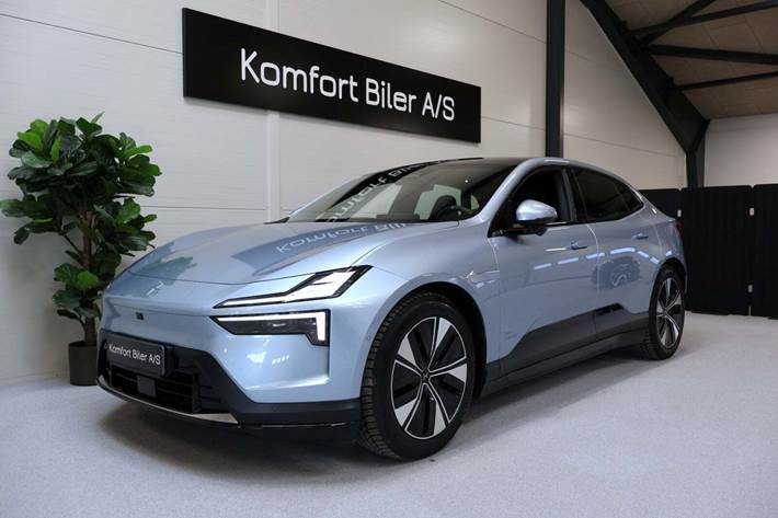 Sort Polestar 4 fra 2024