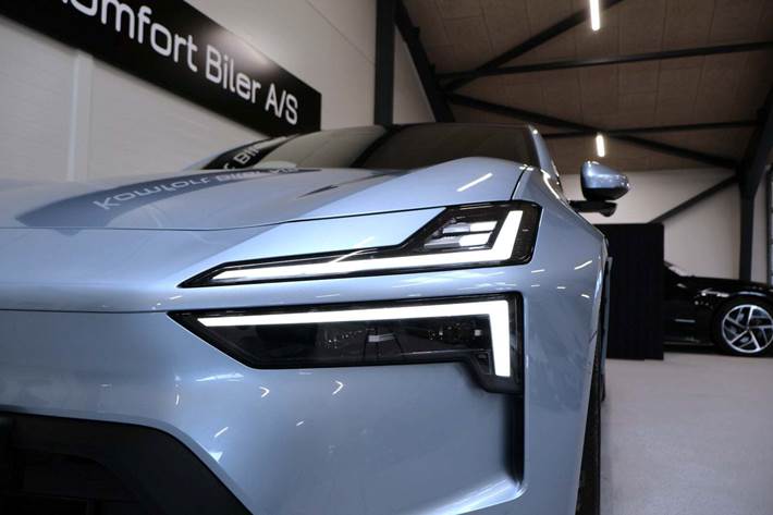 Sort Polestar 4 fra 2024