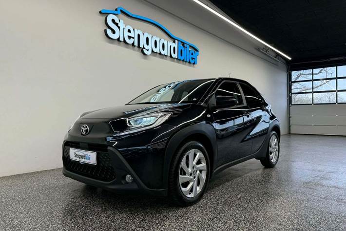 Sort Toyota Aygo X fra 2023 set udefra