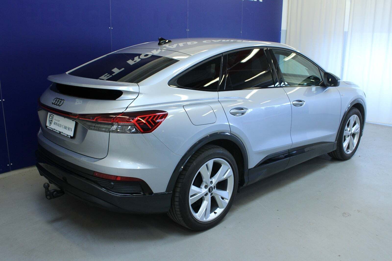 Sølv Audi Q4 e-tron fra 2024