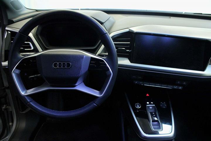 Sølv Audi Q4 e-tron fra 2024