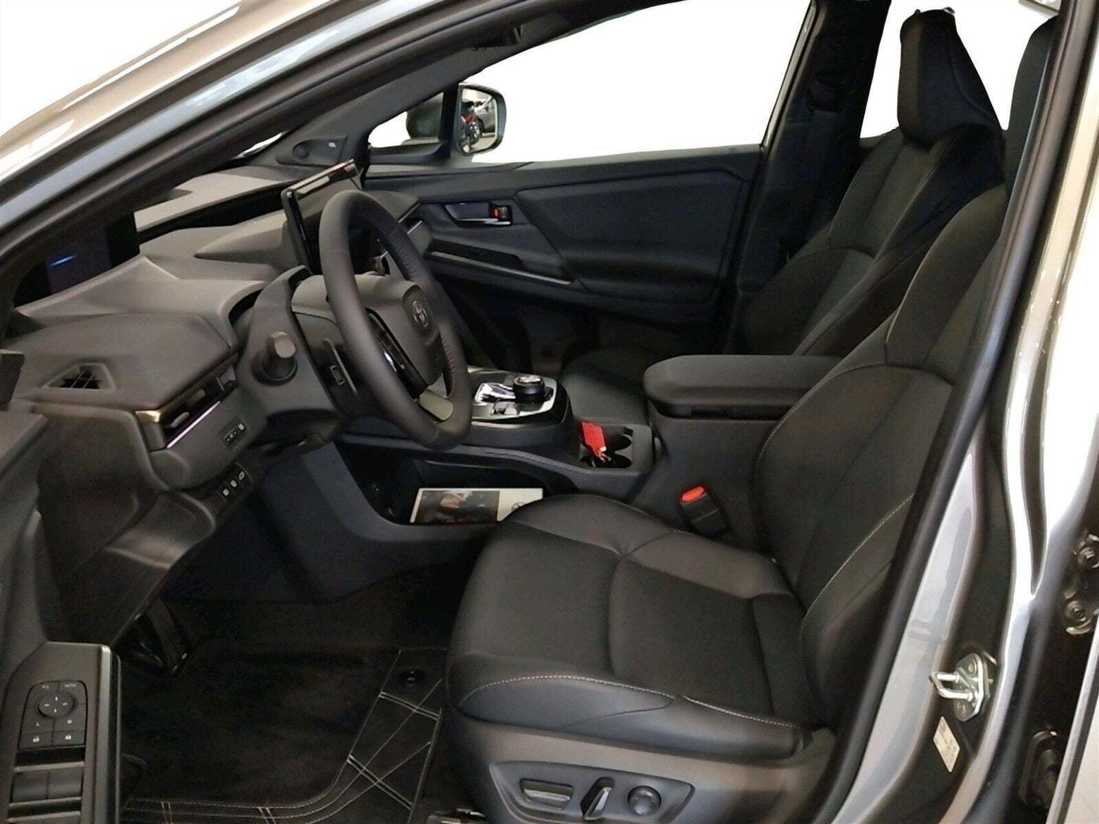 Grå Toyota BZ4X fra 2025